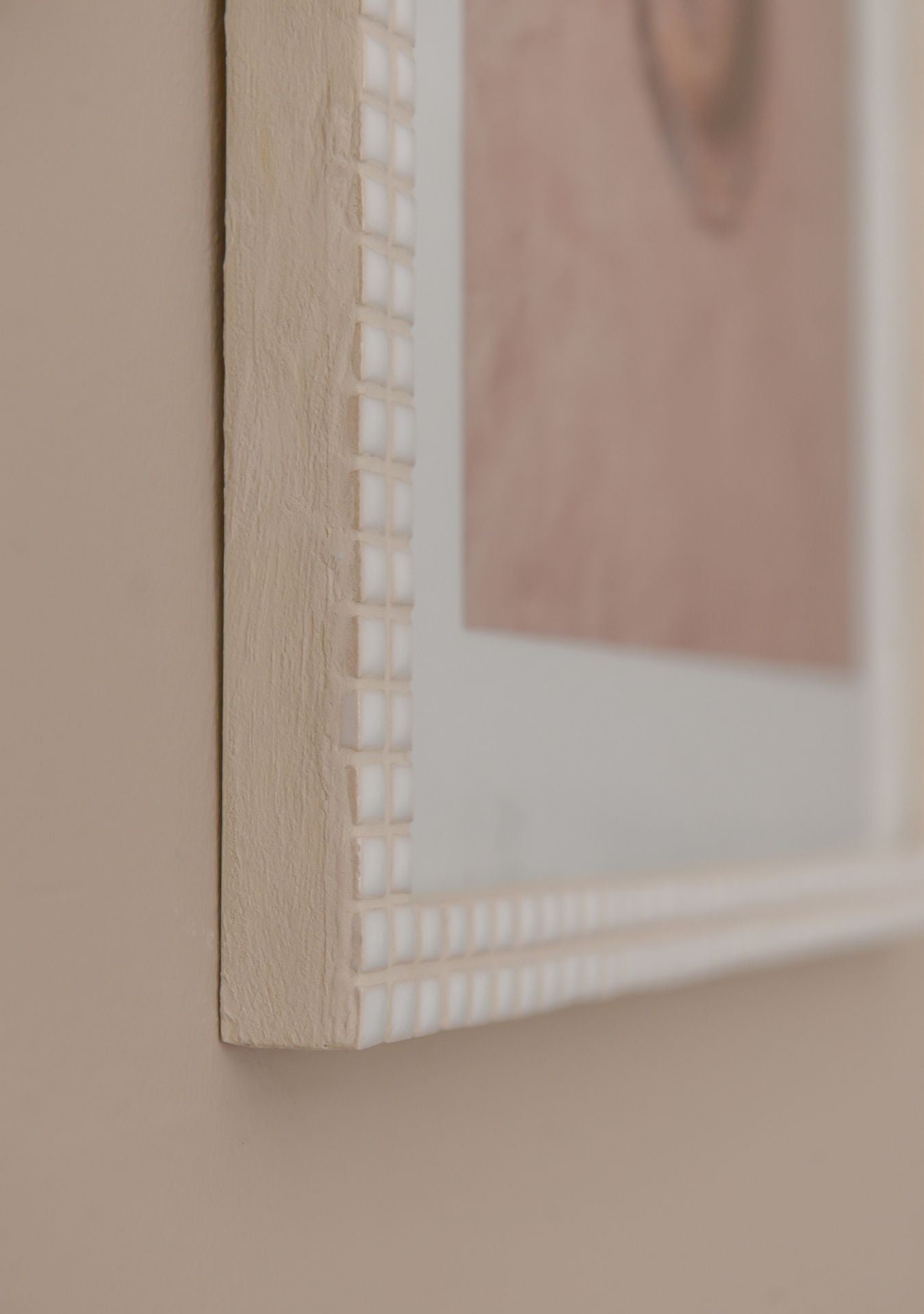 Close-up of ceramic mosaic pattern in white photo frame – Pure Reflection
