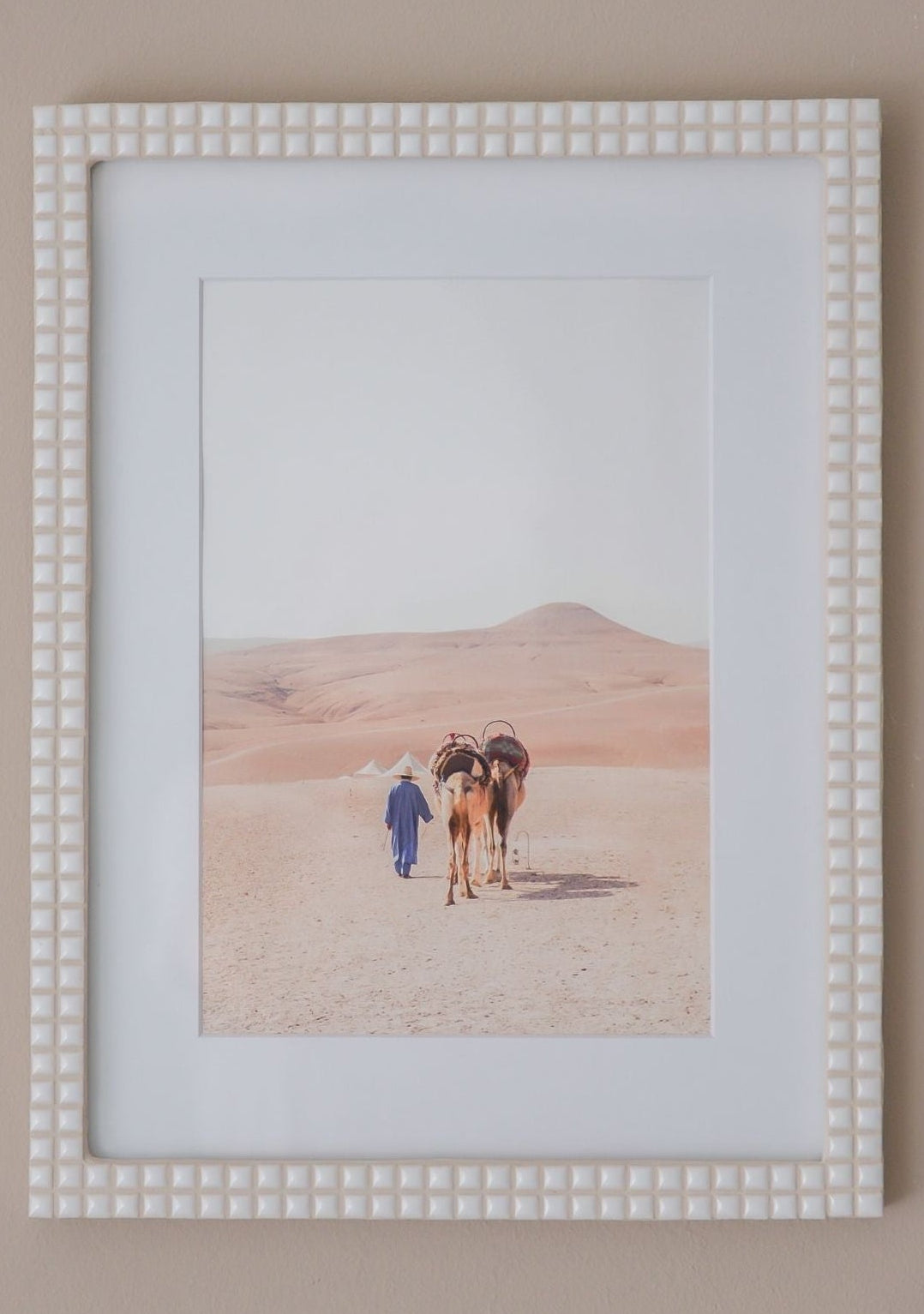 Handcrafted white mosaic photo frame with desert landscape print – Pure Reflection