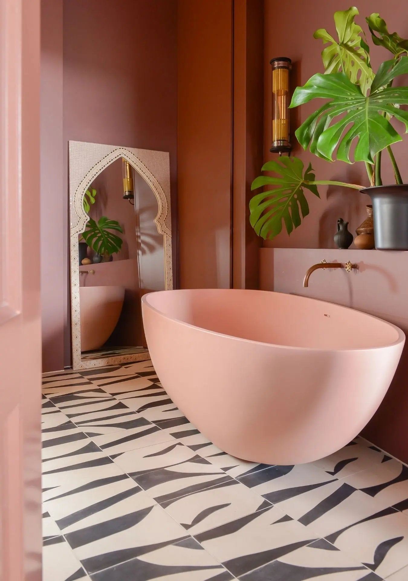 Mirror Maraya Pink reflecting a soft, modern interior with organic shapes and warm light.