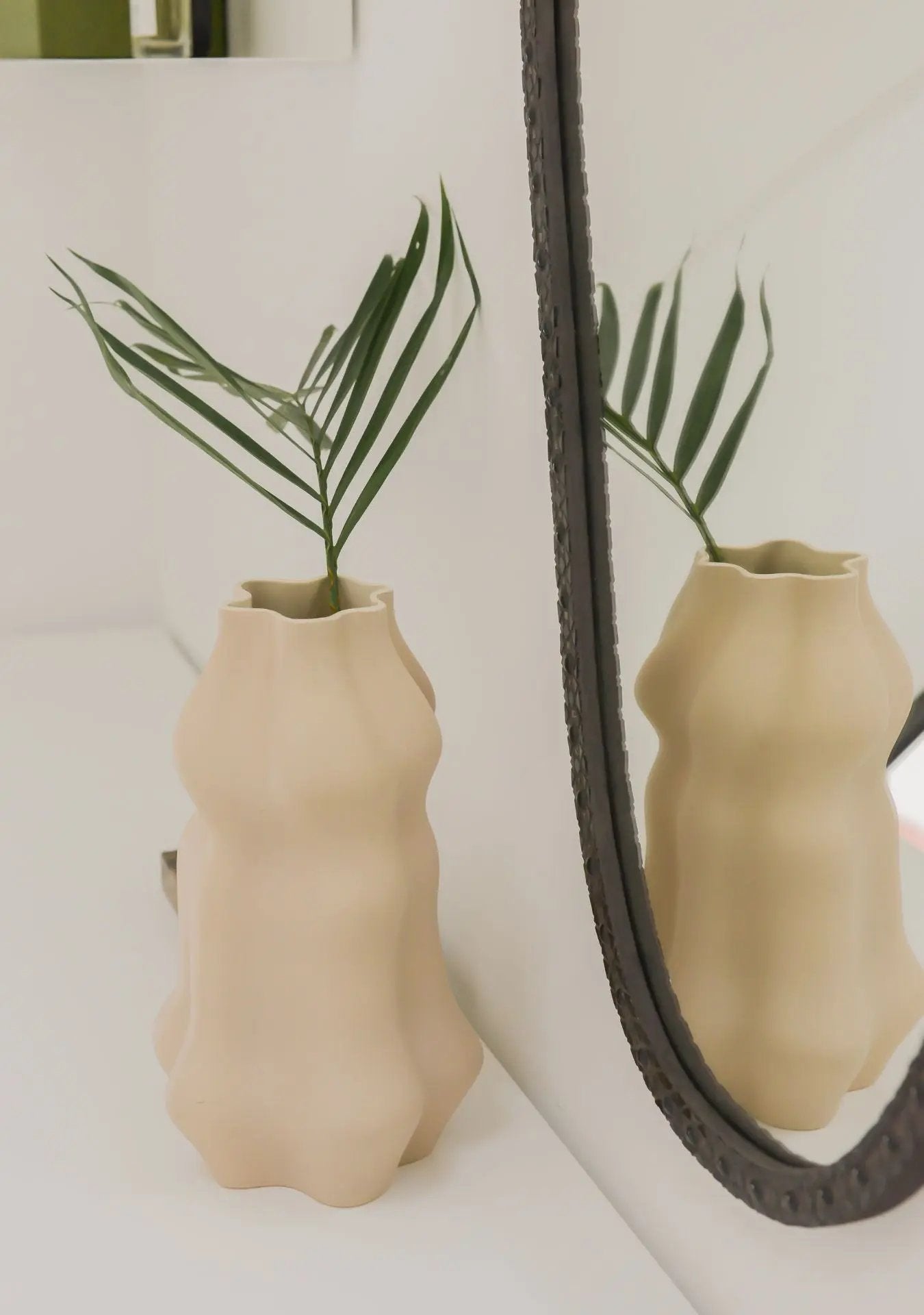 Close-up of handmade mosaic details and grout texture on the Mirror Ovalie Black.