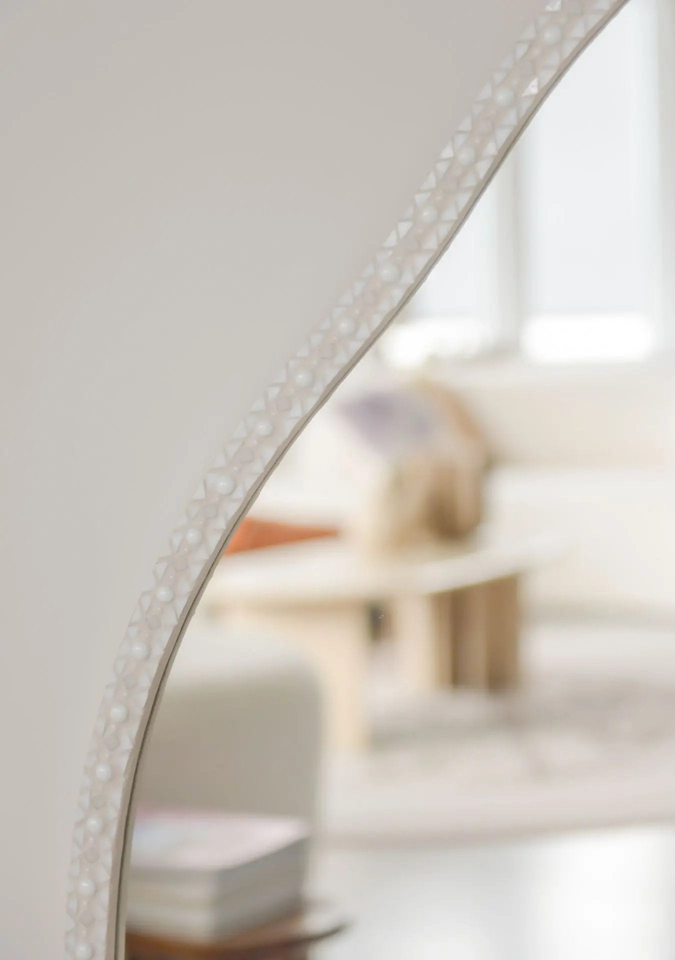 Close-up of mosaic craftsmanship and grout texture on the handmade Pure Reflection mirror Ovalie.